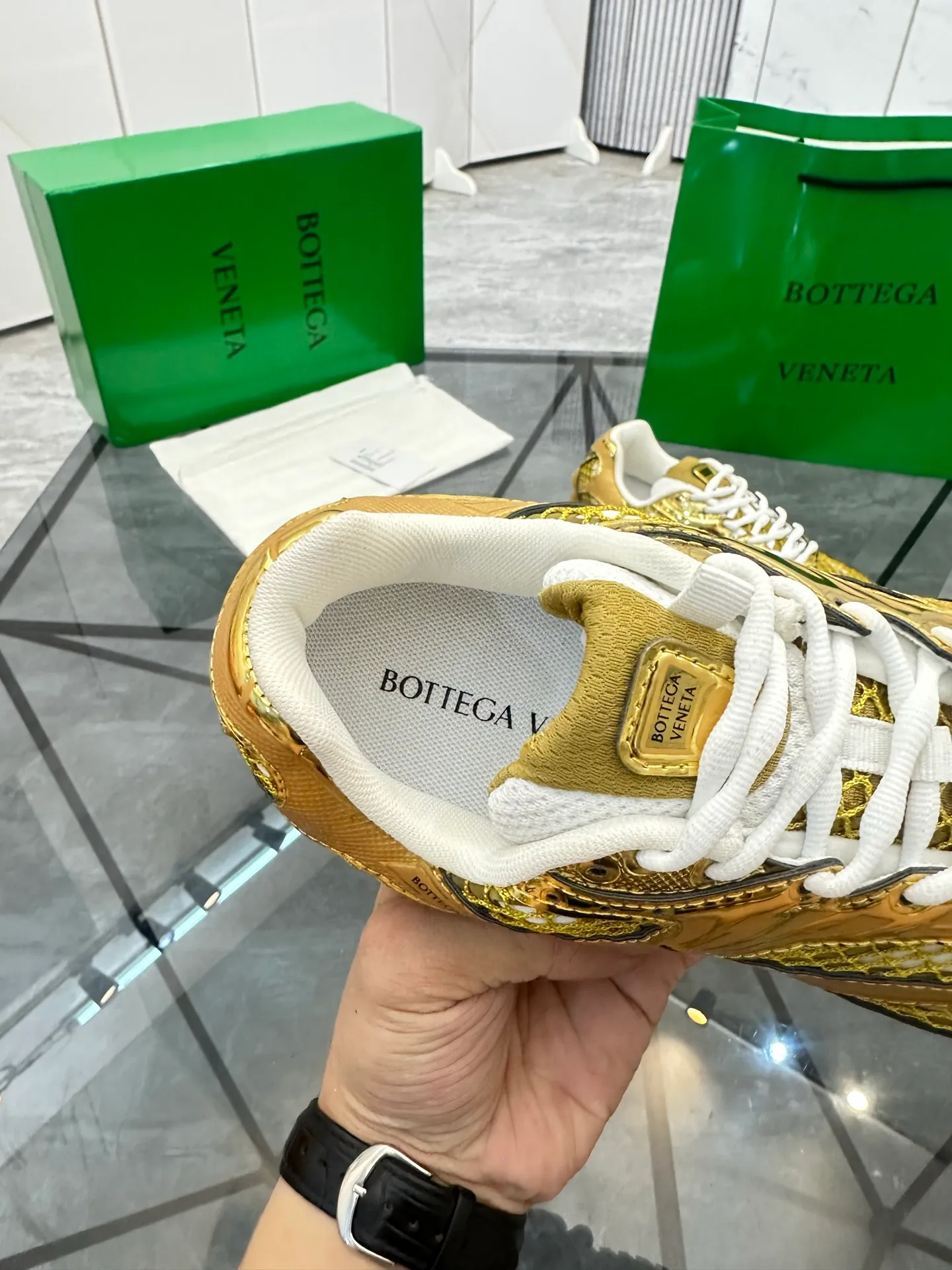 Factory men's shoes 💰: 620💰 (top version) BV Orbit sneakers Wang Yibo's same style couple's dad shoes Runner sneakers, made of lightweight technical mesh fabric. Matched with geometric pattern designed rubber outsole Wang Zha series high version Look for the package craftsmanship The actual height is much higher, but the legs are still slim. Very nice and playable and durable Matching to the standard 💯 Package shoe technology Look for the high version The outsole is made of color-blocked TPU outsole Women's model 35 36 37 38 39 40 41 (40 41 customized) Men's model 38 39 40 41 42 43 44 45. (Customized size 38 45.46) No. H345